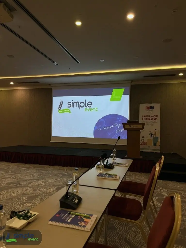 Toplantı salonu sunum kurulumu