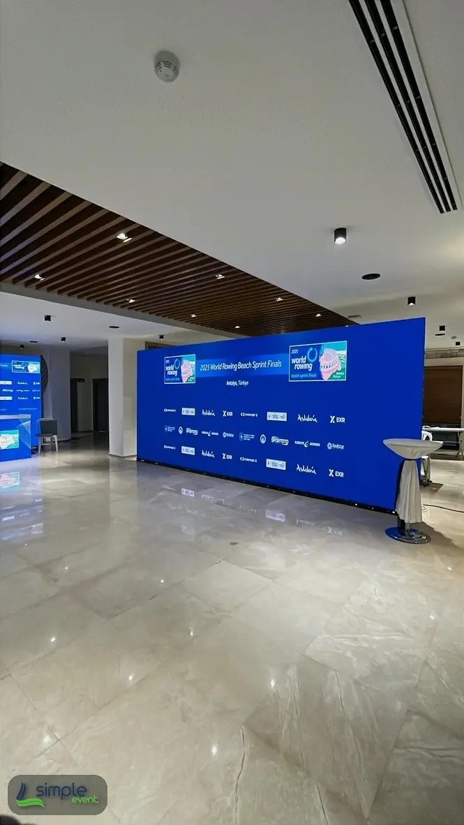 Karşılama ve sponsor backdrop alanı
