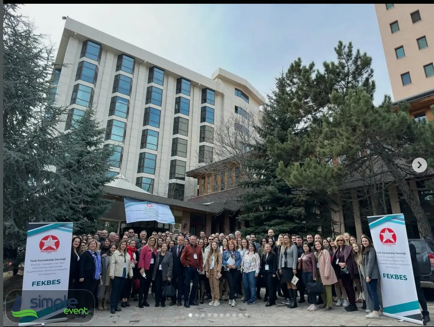 Konferans salonunda grup fotoğrafı